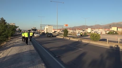 Yolda Kaza: Lastiği Patlayan Servis Aracı Şarampole Devrildi, 5 Yaralı