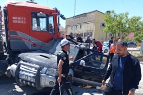 yuksekovada-hafif-ticari-arac-ile-vinc-carpisti-bir-yarali-QEXHdkFC.jpg