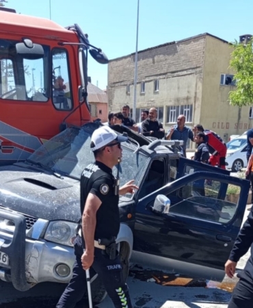 yuksekovada-hafif-ticari-arac-ile-vinc-carpisti-bir-yarali-QEXHdkFC.jpg