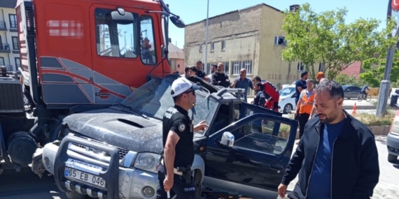 Yüksekova’da Hafif Ticari Araç ile Vinç Çarpıştı: Bir Yaralı