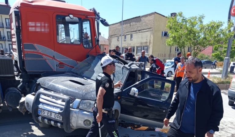 yuksekovada-hafif-ticari-arac-ile-vinc-carpisti-bir-yarali-QEXHdkFC.jpg