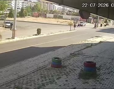 ayni-sokakta-ikinci-kaza-dun-vatandas-kil-payi-kurtuldu-e63HMvY1.jpg