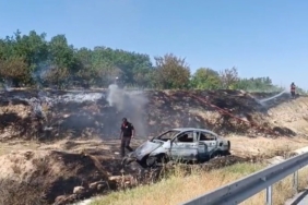 bariyerlere-carpan-otomobil-yangin-cikardi-surucu-hayatini-kaybetti-ZJn8F3Y6.jpg