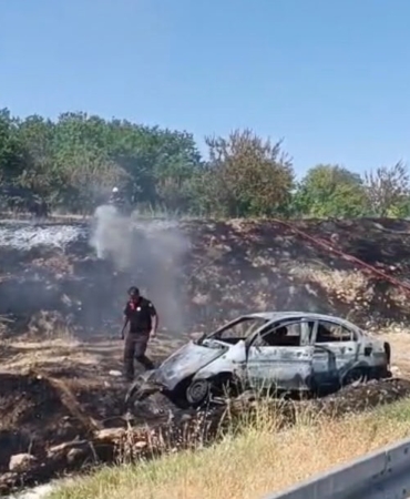 bariyerlere-carpan-otomobil-yangin-cikardi-surucu-hayatini-kaybetti-ZJn8F3Y6.jpg