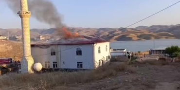 batmanda-koy-camisi-alev-alev-yandi-yanginin-nedeni-merak-ediliyor-OP6Ayt5E.jpg