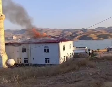 batmanda-koy-camisi-alev-alev-yandi-yanginin-nedeni-merak-ediliyor-OP6Ayt5E.jpg