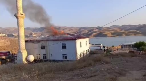 Batman’da Köy Camisi Alev Alev Yandı: Yangının Nedeni Merak Ediliyor