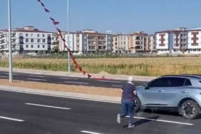 batmanli-iscinin-turk-bayragini-gururla-yukselisi-SD3fYzpJ.jpg