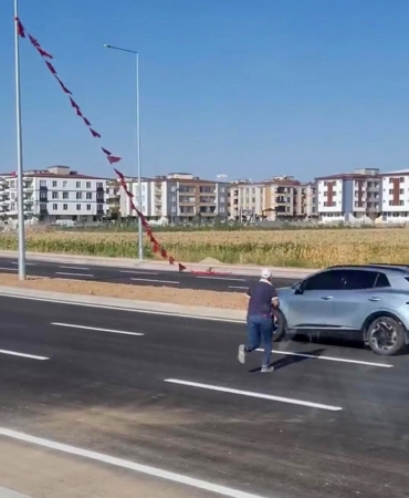 batmanli-iscinin-turk-bayragini-gururla-yukselisi-SD3fYzpJ.jpg