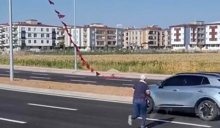 batmanli-iscinin-turk-bayragini-gururla-yukselisi-SD3fYzpJ.jpg