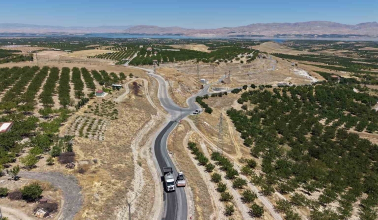 battalgazide-devam-eden-asfalt-calismalariyla-yenilenen-yollar-CnQ99utu.jpg