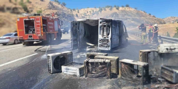 Bingöl’de Klima Taşıyan Kamyonetin Alev Alev Yanışı