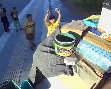 bufe-kapaliyken-su-parasi-kamerada-birakildi-hC6Gc6dn.jpg