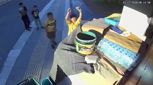Büfe Kapalıyken Su Parası Kamerada Bırakıldı