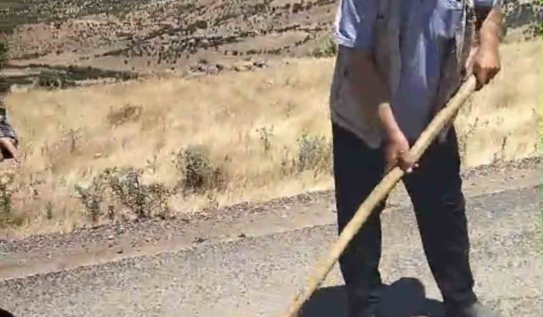 cermik-mahalle-yolu-muhtar-ve-vatandaslar-tarafindan-yenilendi-h5nxfvgB.jpg