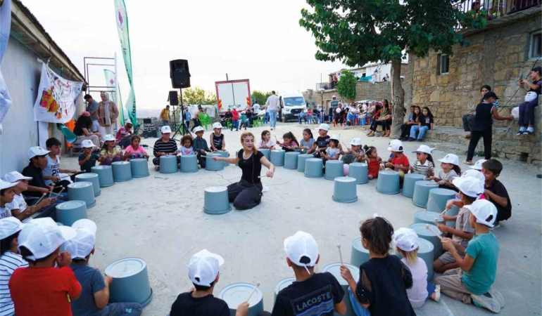 cocuklar-muzikle-bulusuyor-gezici-atolye-ile-mahallelerde-konser-keyfi-GXRwWz1Y.jpg