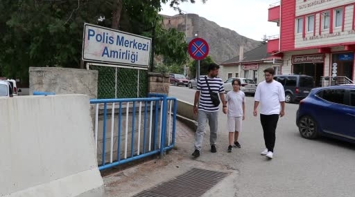 Cüzdanını Kaybeden Yaşlı Kadını Sevindirerek ‘İnsanlık Ölmemiş’ Dedirttiler