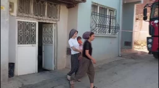 Deprem Nedeniyle Evin Duvarı Göçtü, Olay Yeri Ekipleri Hızla Sevk Edildi
