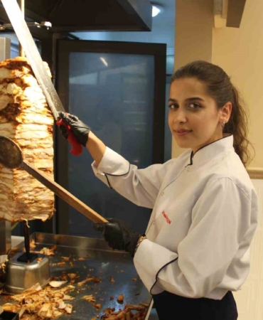 dis-ticaret-mezunu-doner-ustaligiyla-goz-dolduruyor-I2zAZKx7.jpg