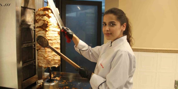 Dış Ticaret Mezunu: Döner Ustalığıyla Göz Dolduruyor