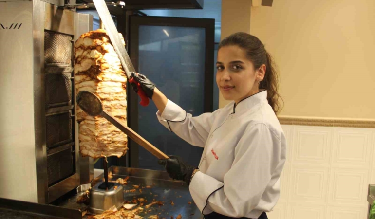 dis-ticaret-mezunu-doner-ustaligiyla-goz-dolduruyor-I2zAZKx7.jpg