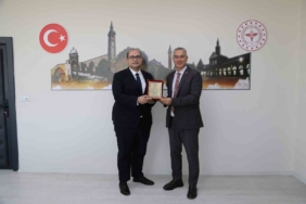 diyarbakir-saglik-muduru-emre-asilturkten-dicle-ilce-saglik-muduru-uzm-dr-firat-koseye-odul-1mWY7h31.jpg