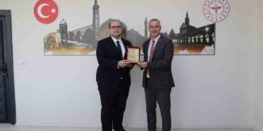 diyarbakir-saglik-muduru-emre-asilturkten-dicle-ilce-saglik-muduru-uzm-dr-firat-koseye-odul-1mWY7h31.jpg
