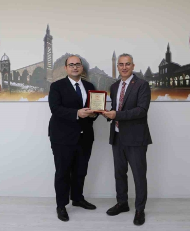 diyarbakir-saglik-muduru-emre-asilturkten-dicle-ilce-saglik-muduru-uzm-dr-firat-koseye-odul-1mWY7h31.jpg