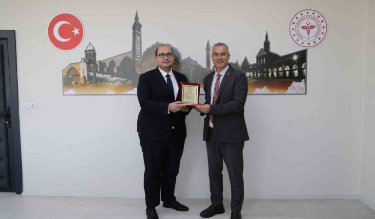 diyarbakir-saglik-muduru-emre-asilturkten-dicle-ilce-saglik-muduru-uzm-dr-firat-koseye-odul-1mWY7h31.jpg