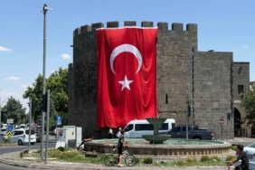 diyarbakir-surlarinda-gurur-verici-dev-turk-bayragi-asildi-tQNL25MA.jpg