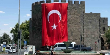diyarbakir-surlarinda-gurur-verici-dev-turk-bayragi-asildi-tQNL25MA.jpg