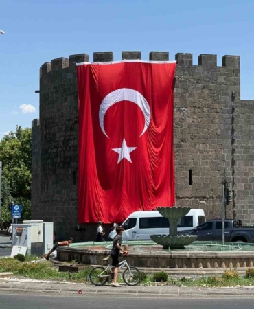 diyarbakir-surlarinda-gurur-verici-dev-turk-bayragi-asildi-tQNL25MA.jpg
