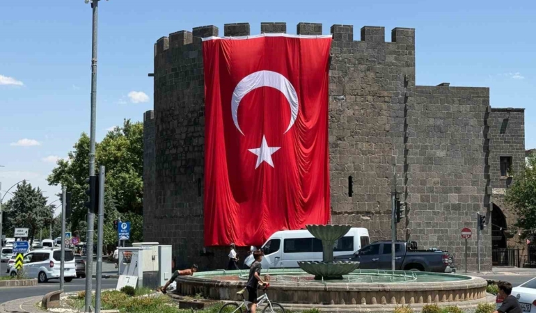 diyarbakir-surlarinda-gurur-verici-dev-turk-bayragi-asildi-tQNL25MA.jpg