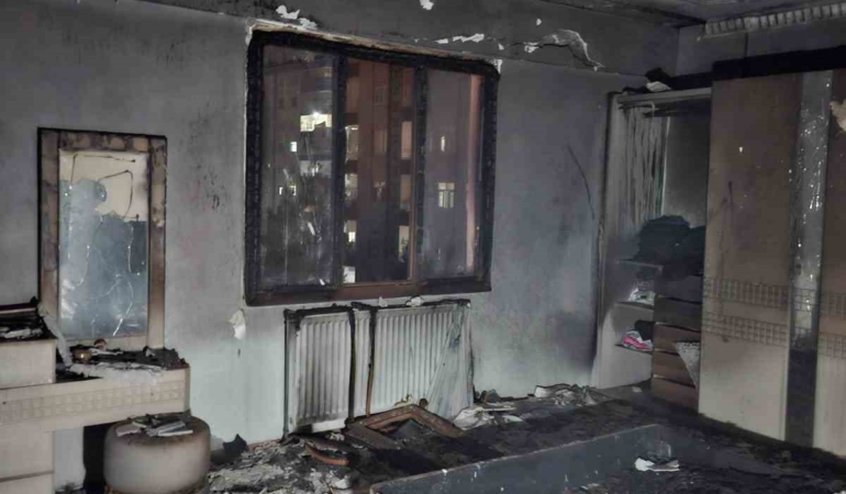 diyarbakirdaki-yanginda-merdivenli-aracla-tahliye-edilen-iki-kadin-WhaKyMn8.jpg