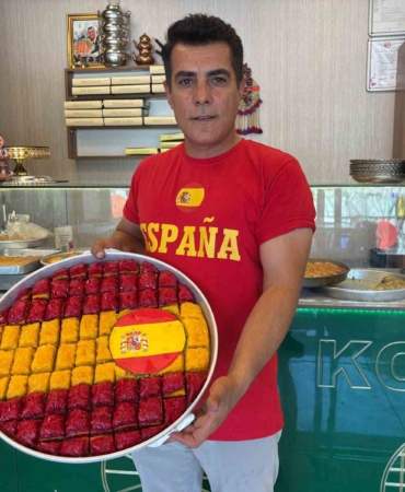 dunya-sampiyonu-gaziantep-baklavasi-ispanyol-renkleriyle-tanitiliyor-zZsBXKR9.jpg