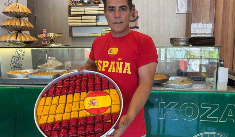dunya-sampiyonu-gaziantep-baklavasi-ispanyol-renkleriyle-tanitiliyor-zZsBXKR9.jpg