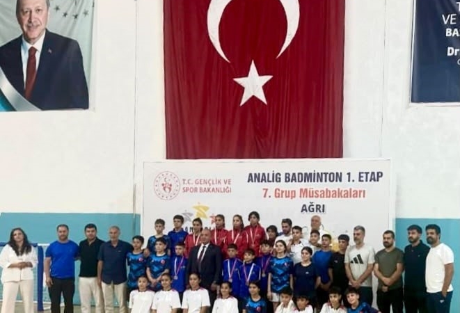 elazig-badminton-takimi-turkiye-finallerinde-zirveye-oynuyor-mamRxxQw.jpg