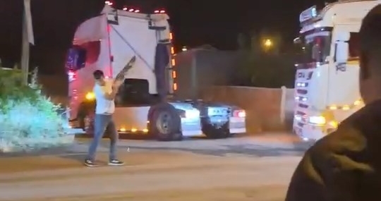 Elazığ Düğün Konvoyunda Pompalı Tüfekle Havaya Ateş Açan Kişi Kamerada Görüntülendi