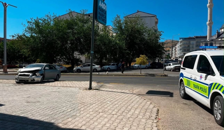 elazig-trafik-kazasinda-3-kisi-yaralandi-jZSEOZeb.jpg