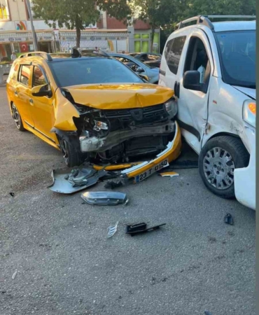 elazigda-hafif-ticari-arac-kazasi-1-yarali-1L38PPe8.jpg