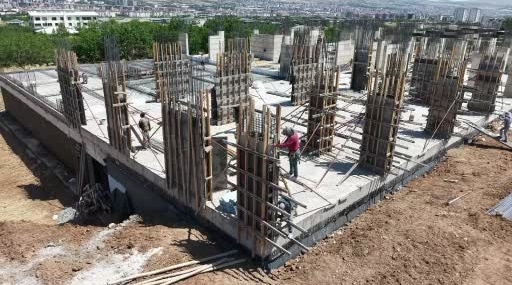 Elazığ’da İnşaat İşçilerinin Sıcak Yaz Günlerinde Ekmek Mücadelesi