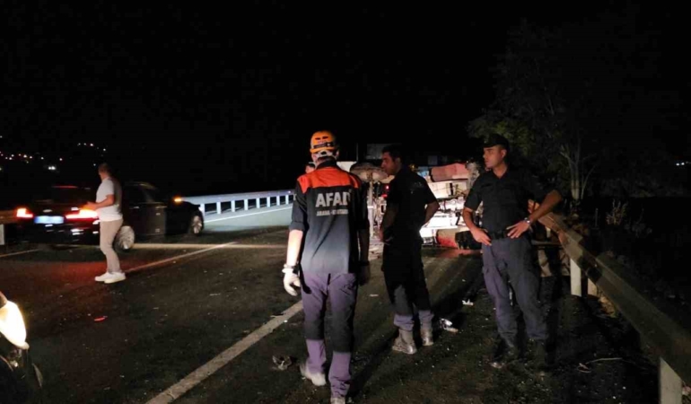 elazigda-minibus-ve-traktor-carpismasi-1-kisi-yaralandi-U4EaiAyT.jpg