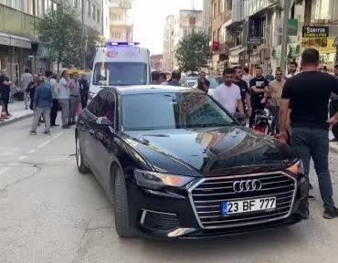 elazigda-motosiklet-trafik-kazasi-otomobil-carpti-magazaya-girdi-qnYXFT5b.jpg