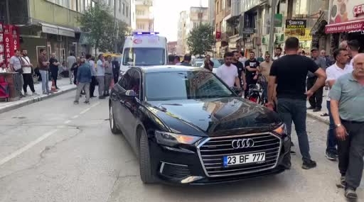 Elazığ’da Motosiklet Trafik Kazası: Otomobil Çarptı, Mağazaya Girdi