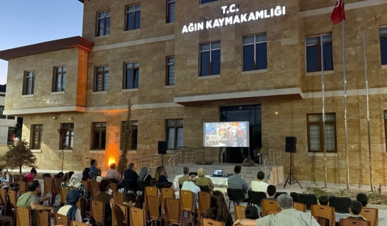 elazigda-nefes-kesen-acik-hava-sinemasi-etkinligi-MVmF3WWA.jpg