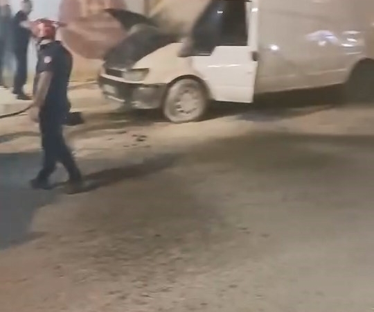 elazigda-seyir-halindeki-minibuste-aniden-patlayan-yangin-olayi-pxG1Ua3J.jpg