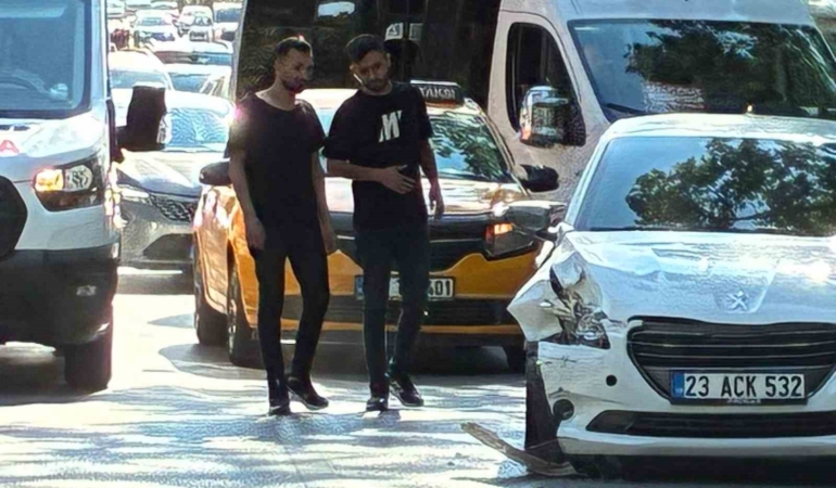 elazigda-trafik-kazasi-iki-arac-carpisti-iki-yarali-fUCgQV9P.jpg
