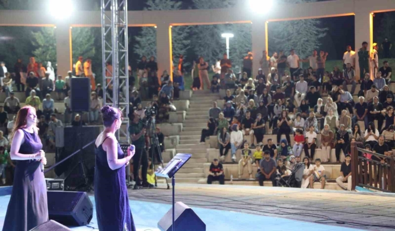 elazigda-yaz-eglenceleri-coskulu-bir-sekilde-suruyor-KH5zsqGn.jpg