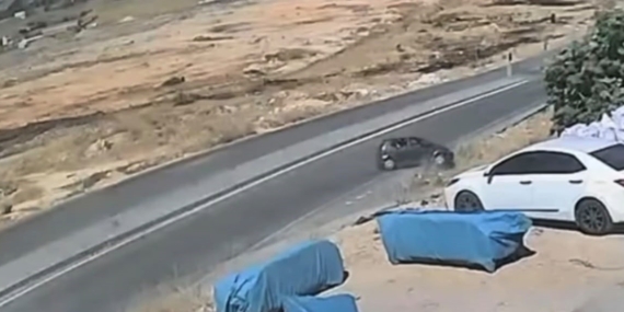 Gaziantep’te Kontrolden Çıkan Araç Menfezde Ters Döndü: Kaza Anı Kamerada