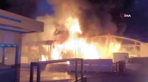Geceyi Aydınlatan Market Yangını: Geriye Sadece Demir Yığınları Kaldı